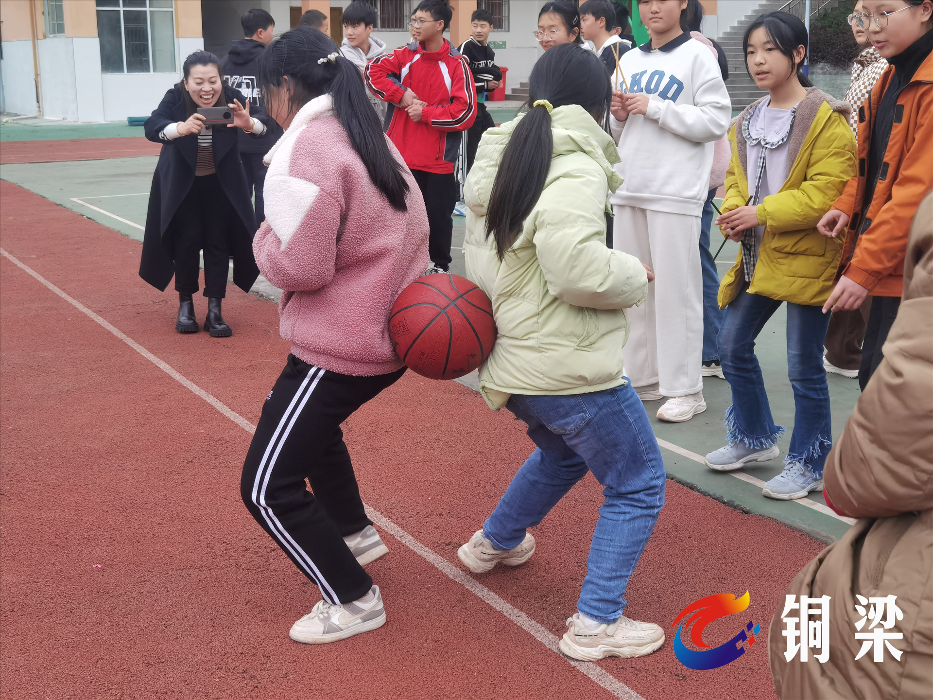 铜梁区维新中学开展"背夹球"趣味运动——铜梁网