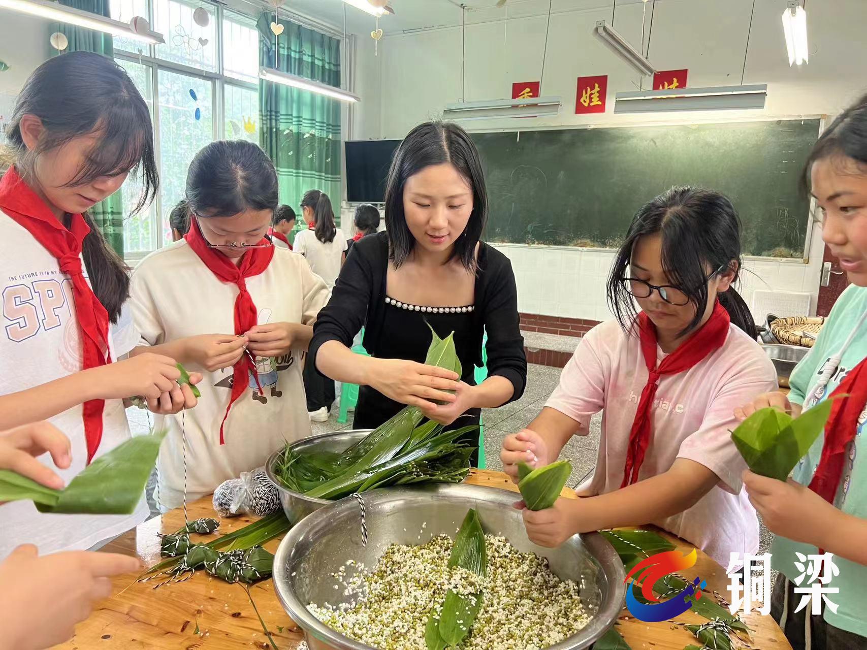 铜梁区西河小学开展包粽子劳动实践活动