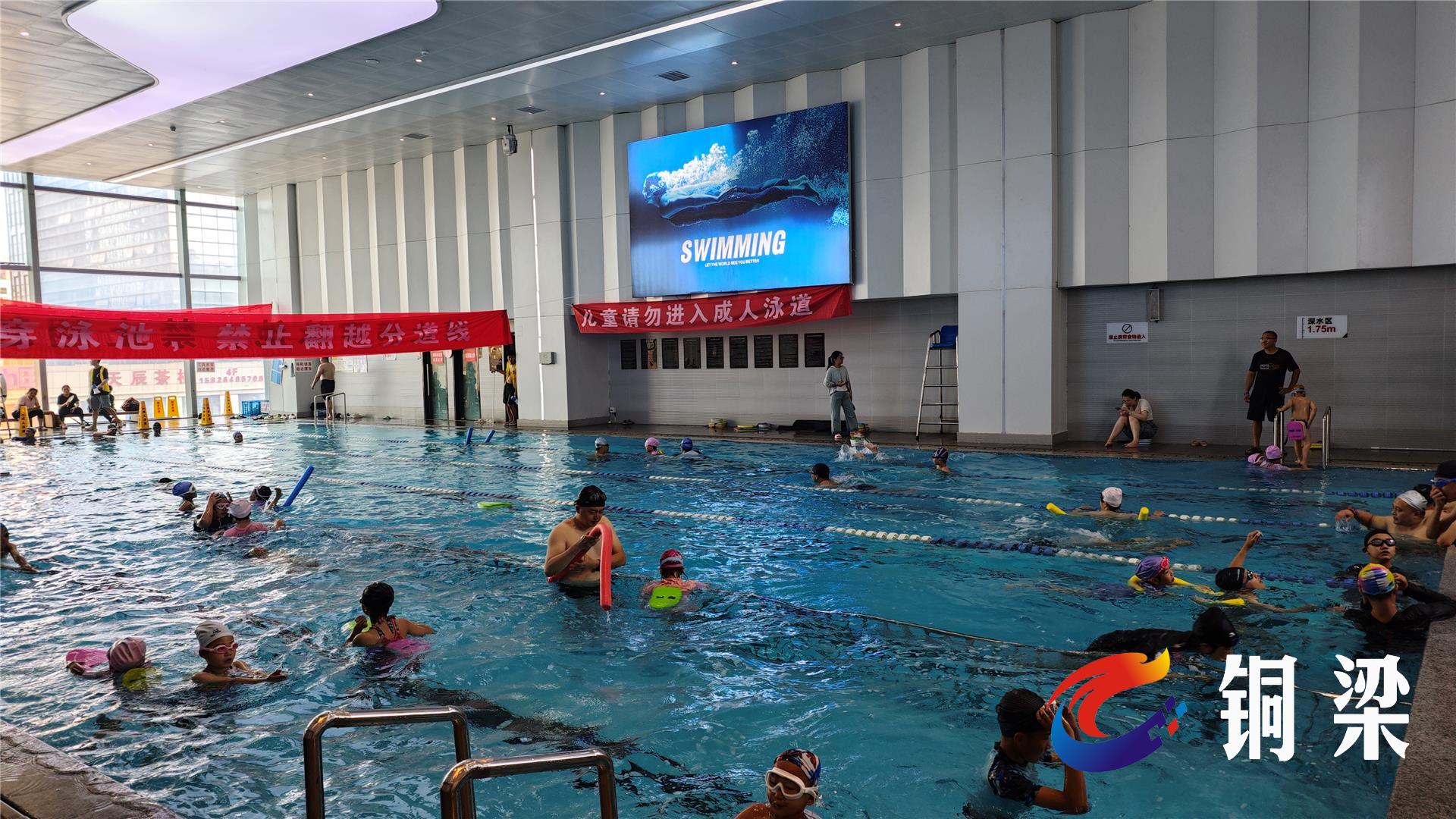 气温攀升,铜梁市民游泳场馆觅清凉
