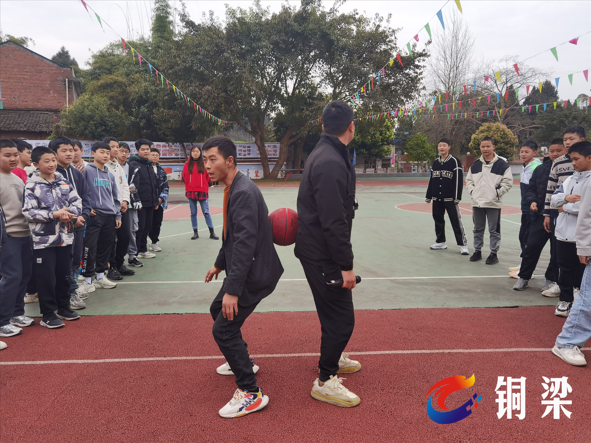 铜梁区维新中学开展"背夹球"趣味运动——铜梁网