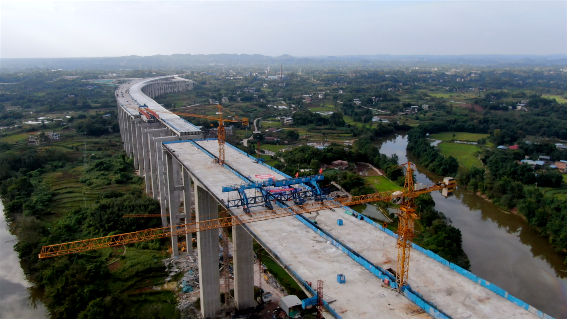 记者在渝遂复线高速公路项目小安溪特大桥主桥施工现场看到,跨径(68