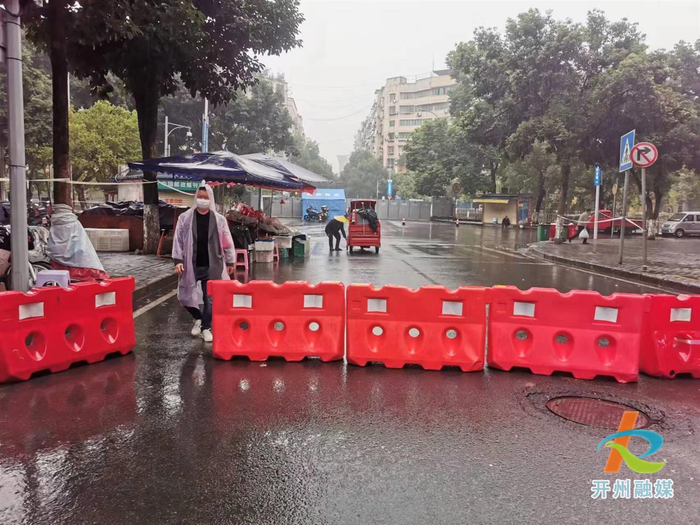 泛亚电竞官网：在开州，总有人砥砺前行—风雨中的志愿者(图5)