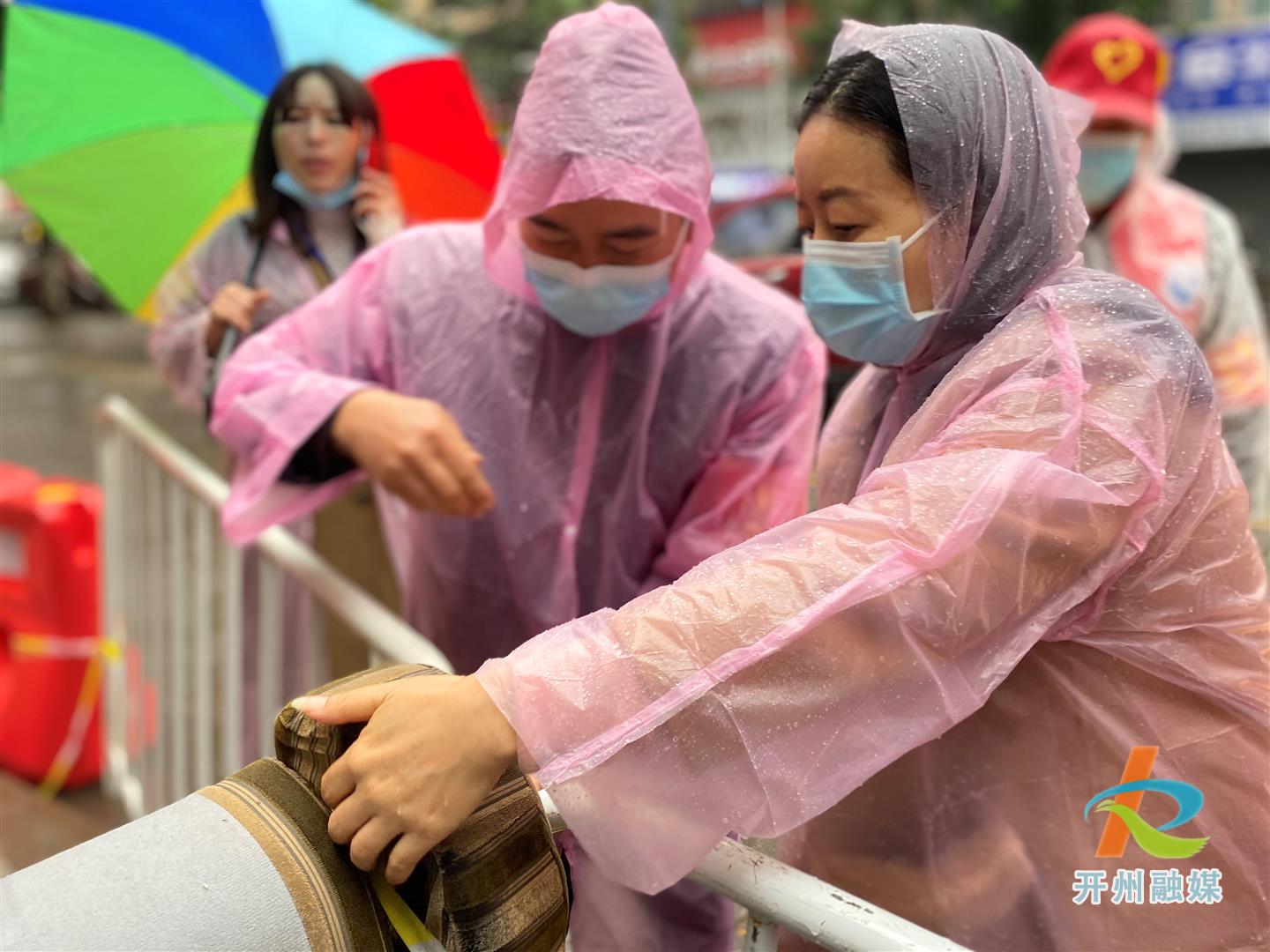 AG体育|在开州，总有人砥砺前行—风雨中的志愿者(图3)