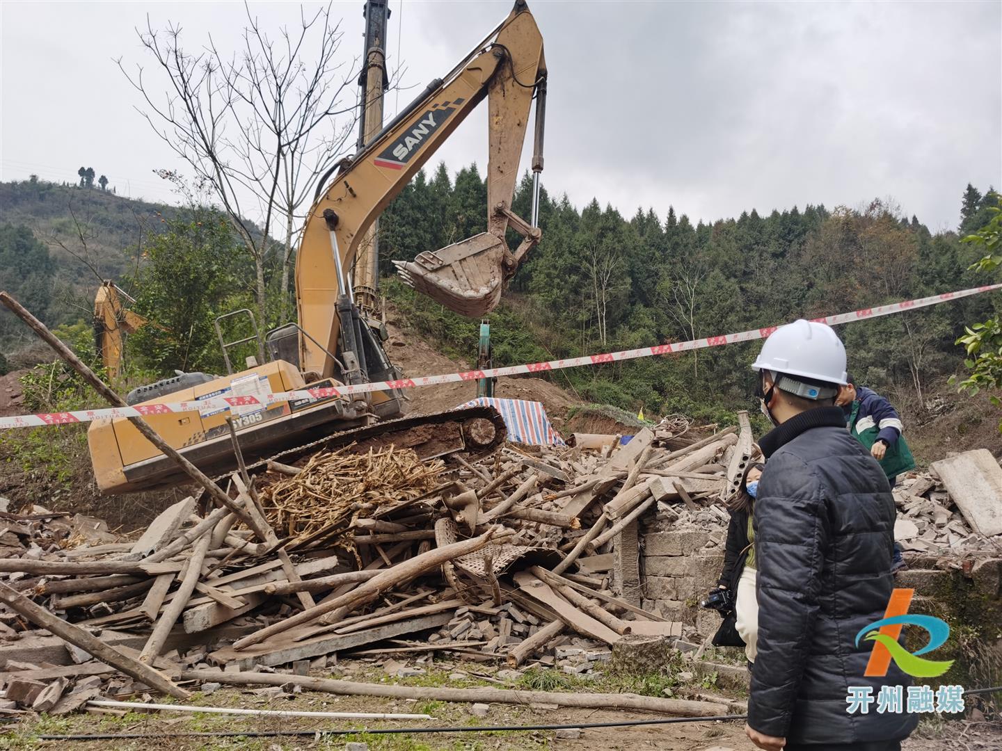 ‘雷火电竞官方网站’成达万高铁房屋“第一拆”，落地开州这个村，又是谁实现了他的梦...(图2)