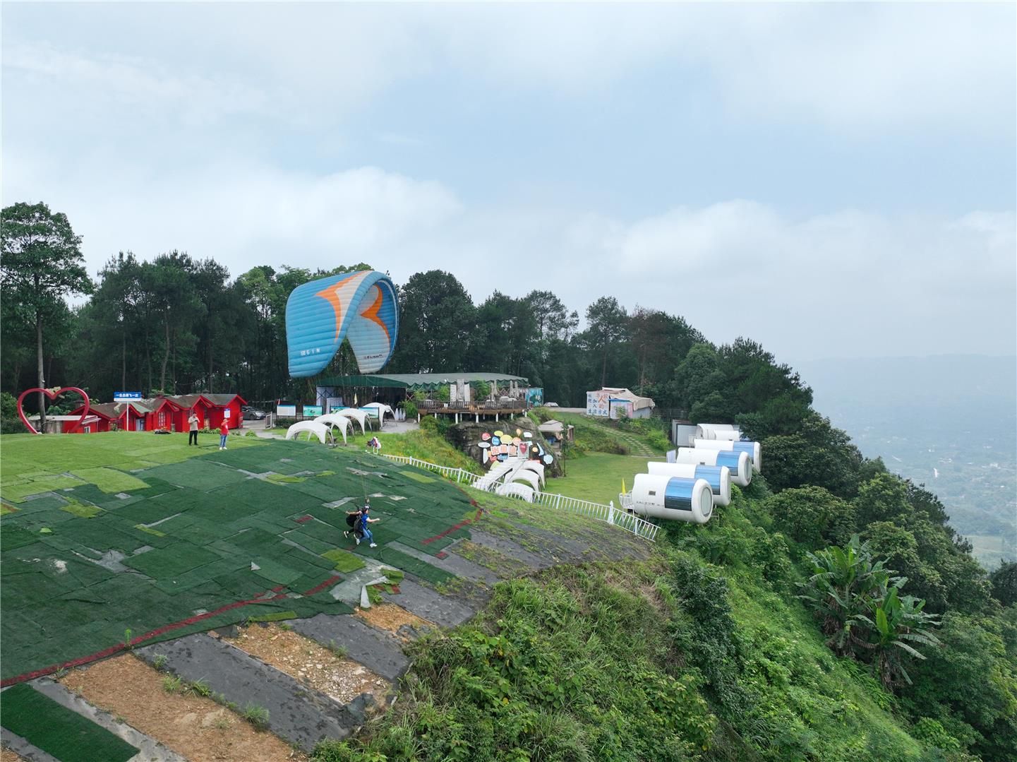 6月12日,位于巴南区二圣镇集体村的重庆天坪山滑翔伞基地,不少运动