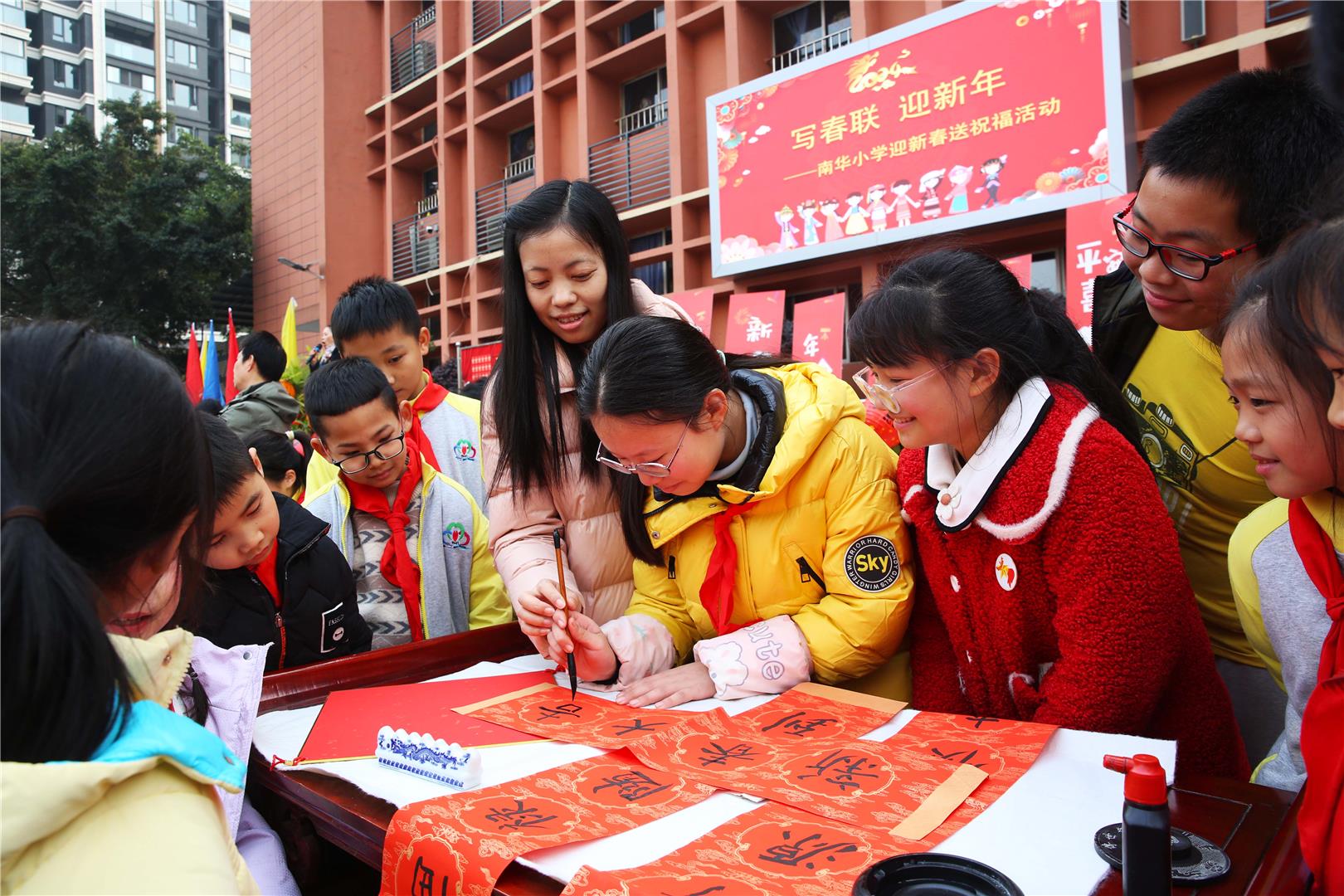 南华小学校：手写春联迎新年