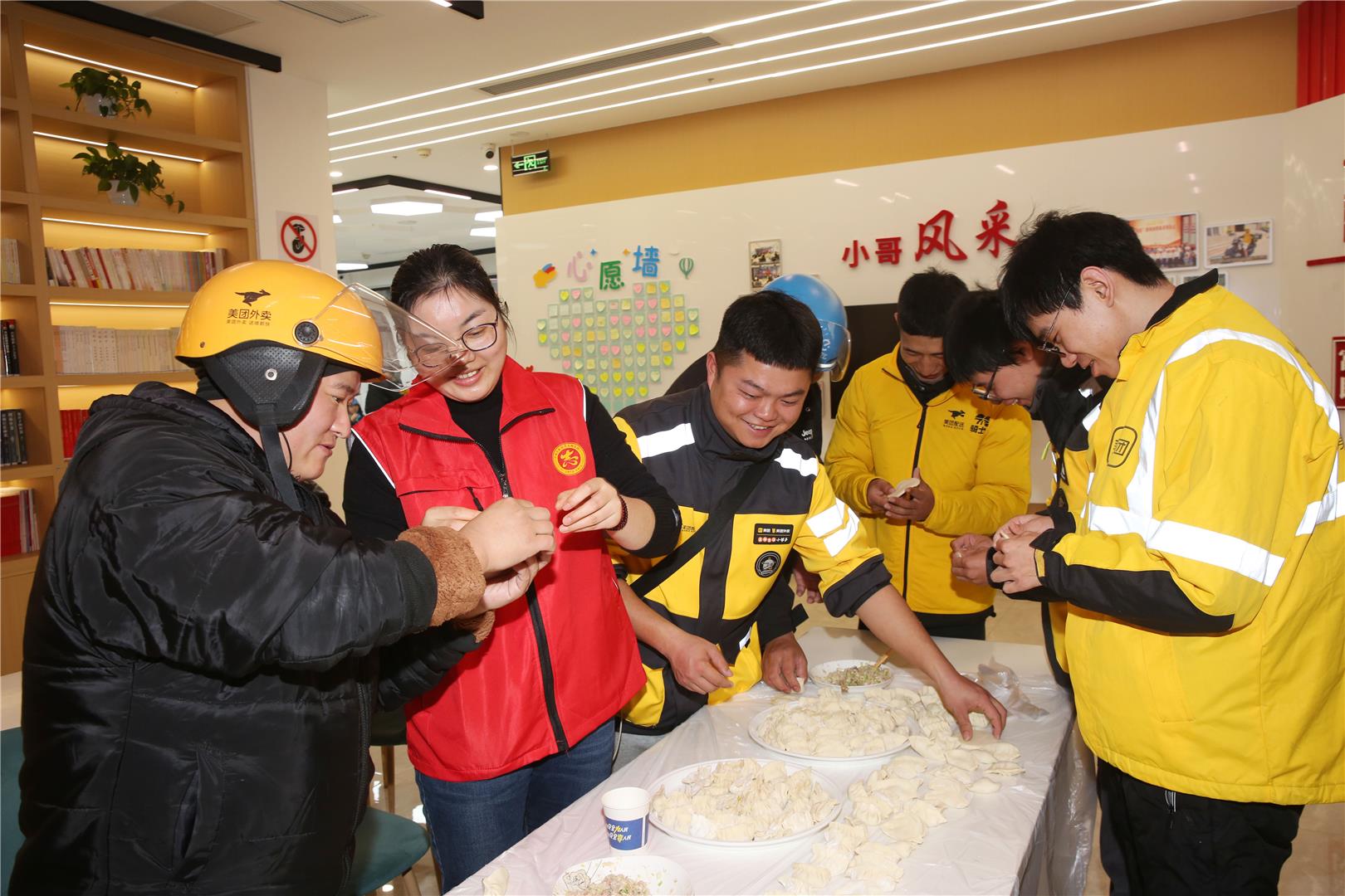 龙洲湾街道：欢聚一堂庆元旦，暖“新”饺子送祝福