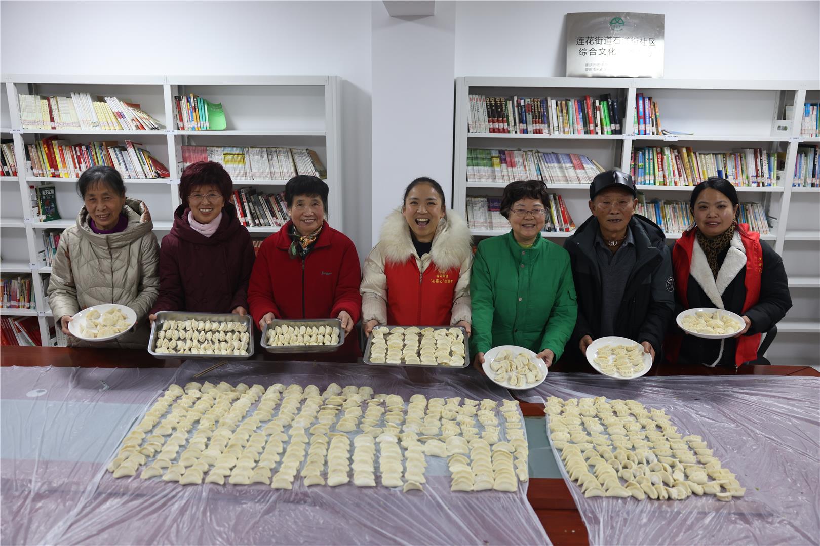 莲花街道：露天电影进社区，居民“花式”迎新年