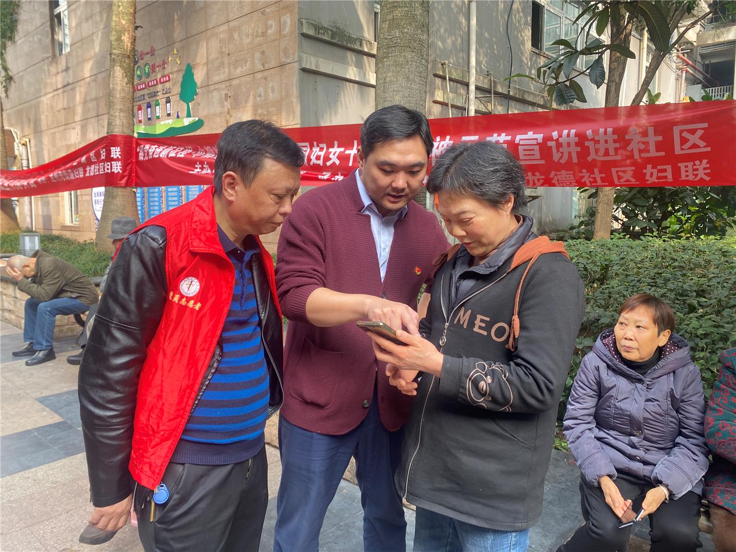 巴南区中医院：党员“报到”进社区，当好群众“服务员”