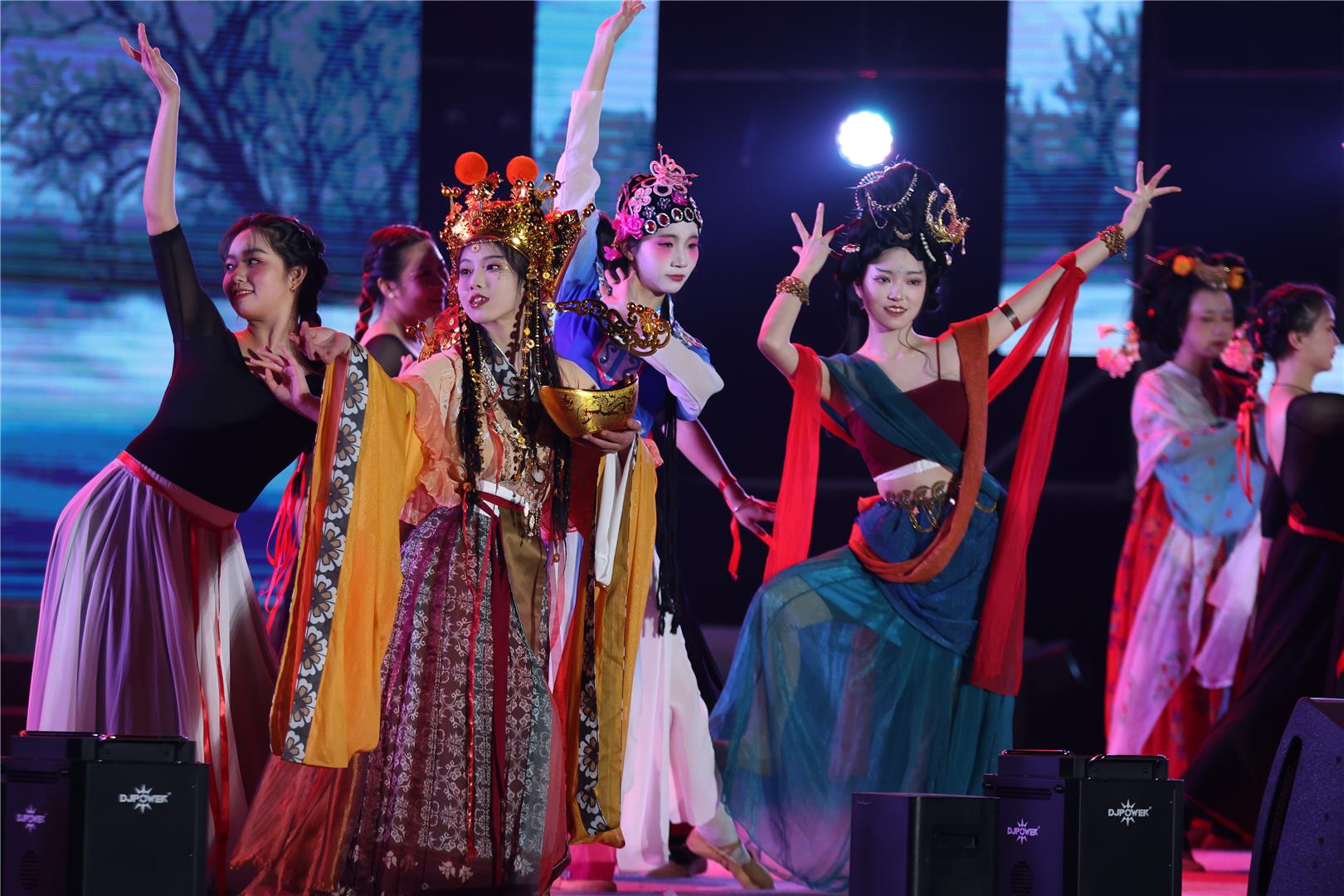 青春飞扬，奋发图强！重庆城市科技学院巴南校区举行2024年元旦晚会
