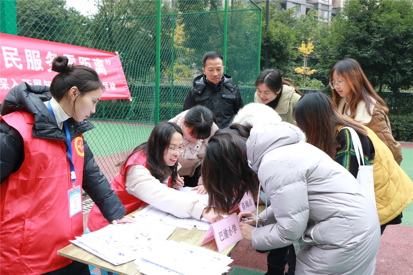 巴渝小学：党员教师走进社区“听民意”