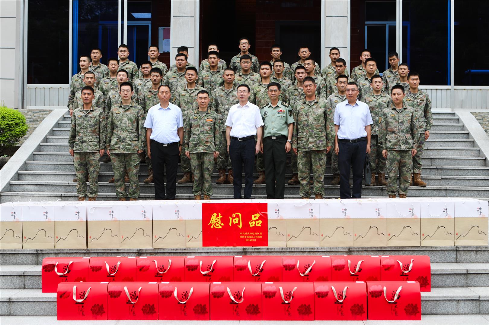 何友生走访慰问驻区部队官兵及优抚对象