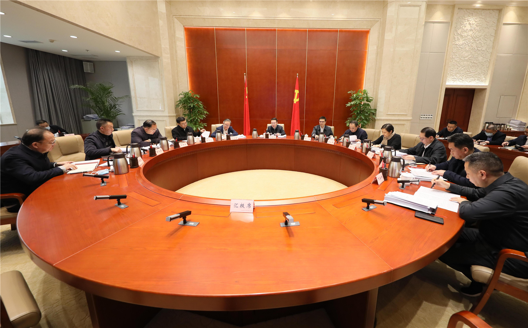 巴南区委常委会召开会议，深入学习贯彻党的二十届二中全会精神