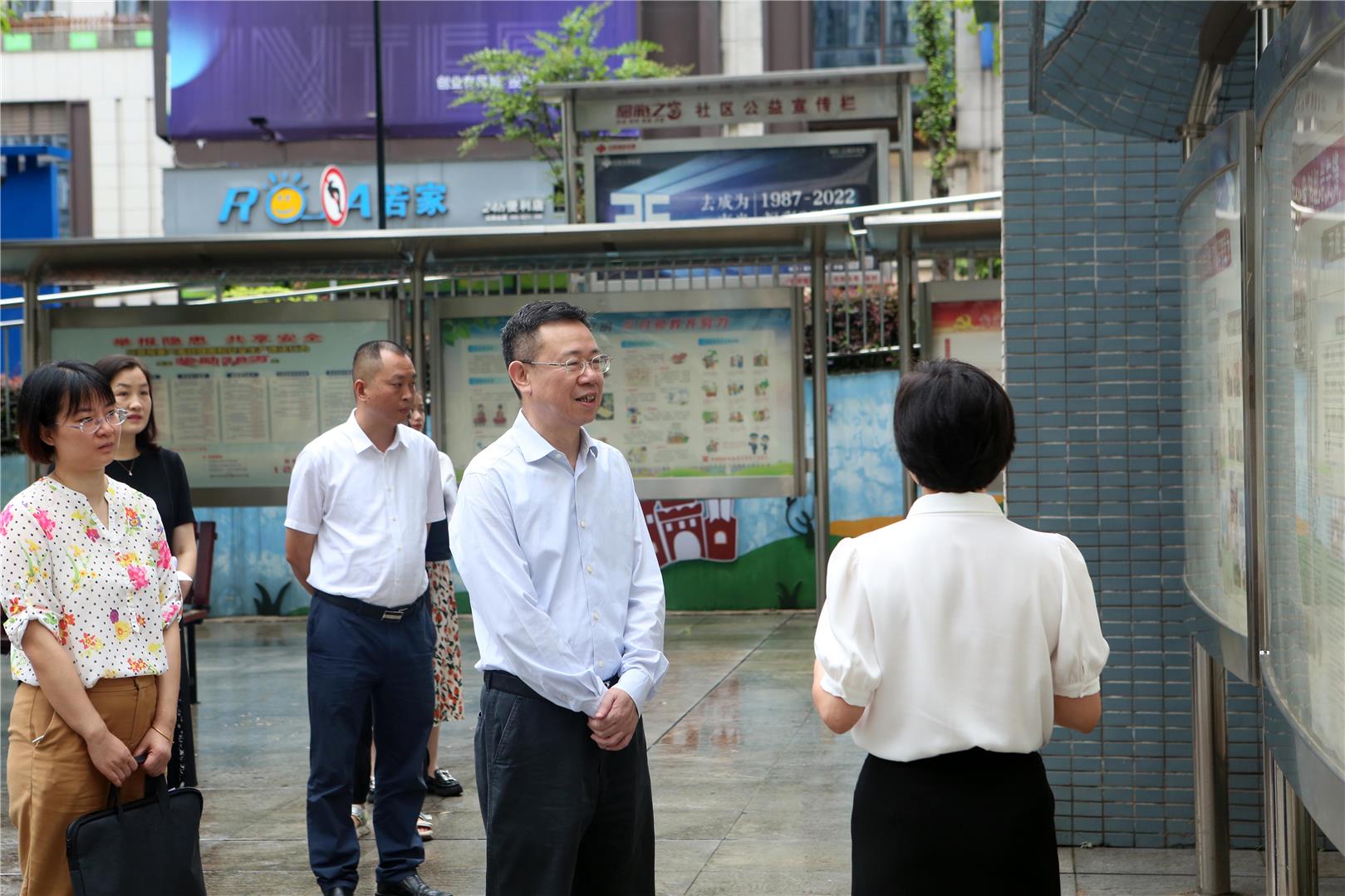 何友生到龙洲湾街道开展包联村（社区）工作蹲点指导并接访群众：加强基层党组织建设 让群众共享改革成果
