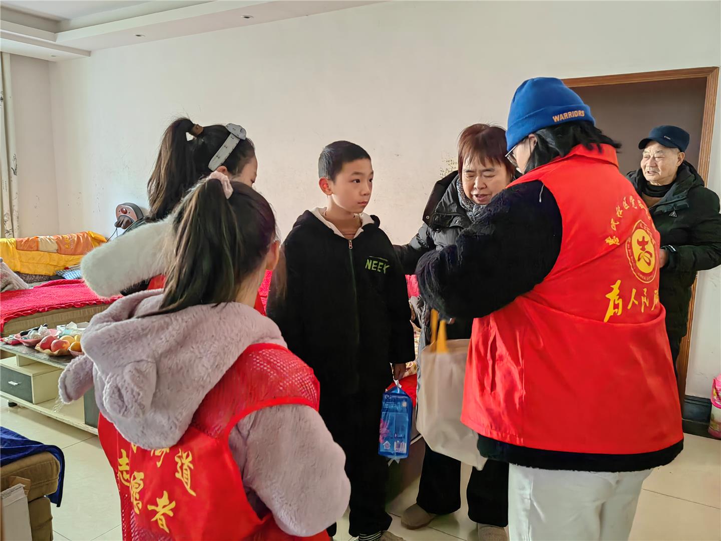 惠民街道：暖心关爱进家门