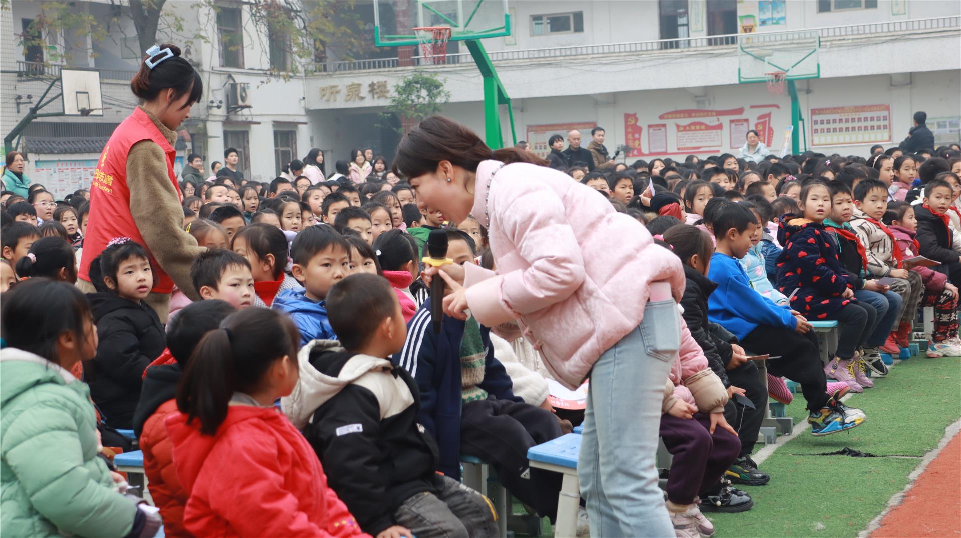 巴南区流动少年宫公益活动走进东温泉学校