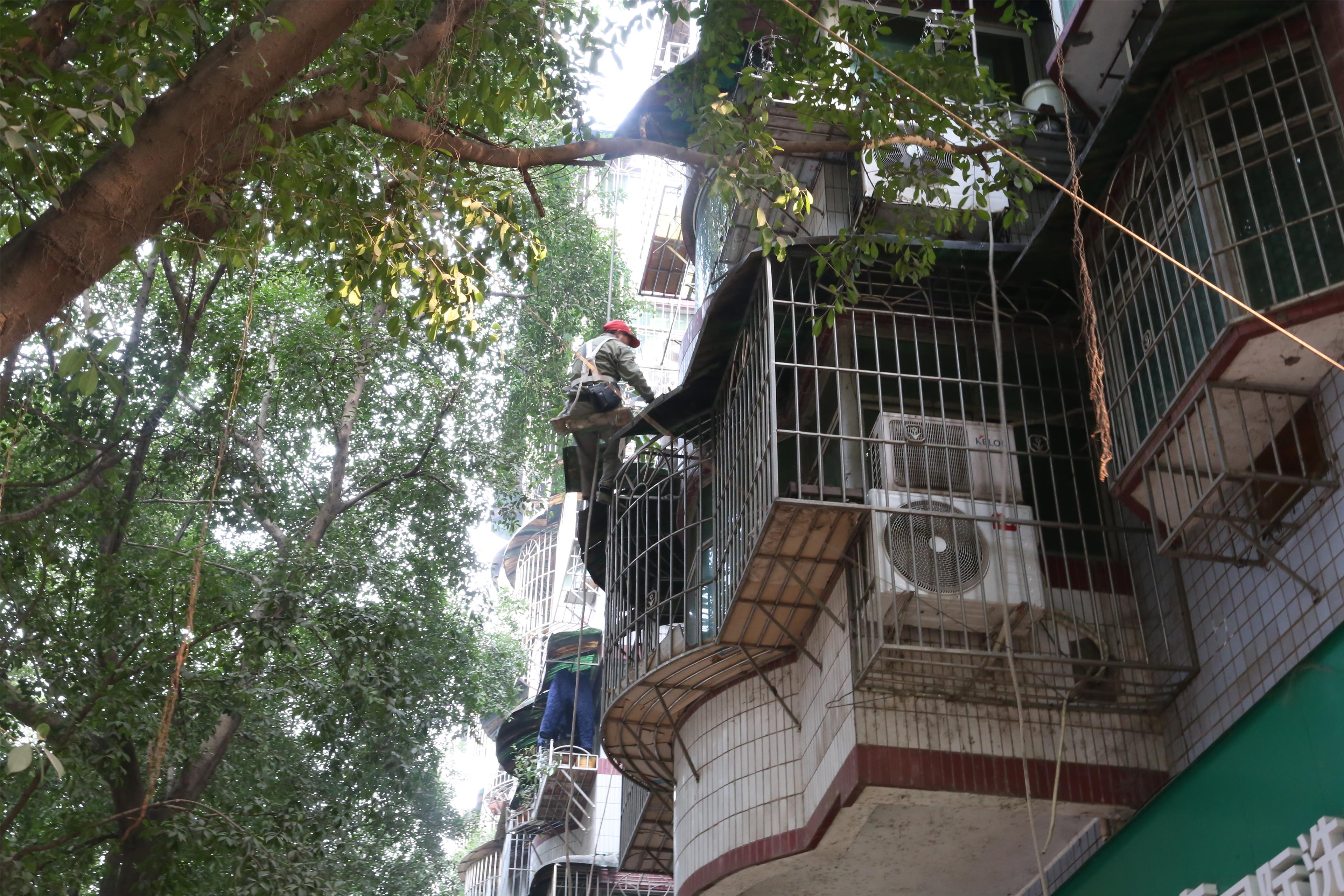 拆除可燃雨棚:既要"消"隐患也要"消"民愁