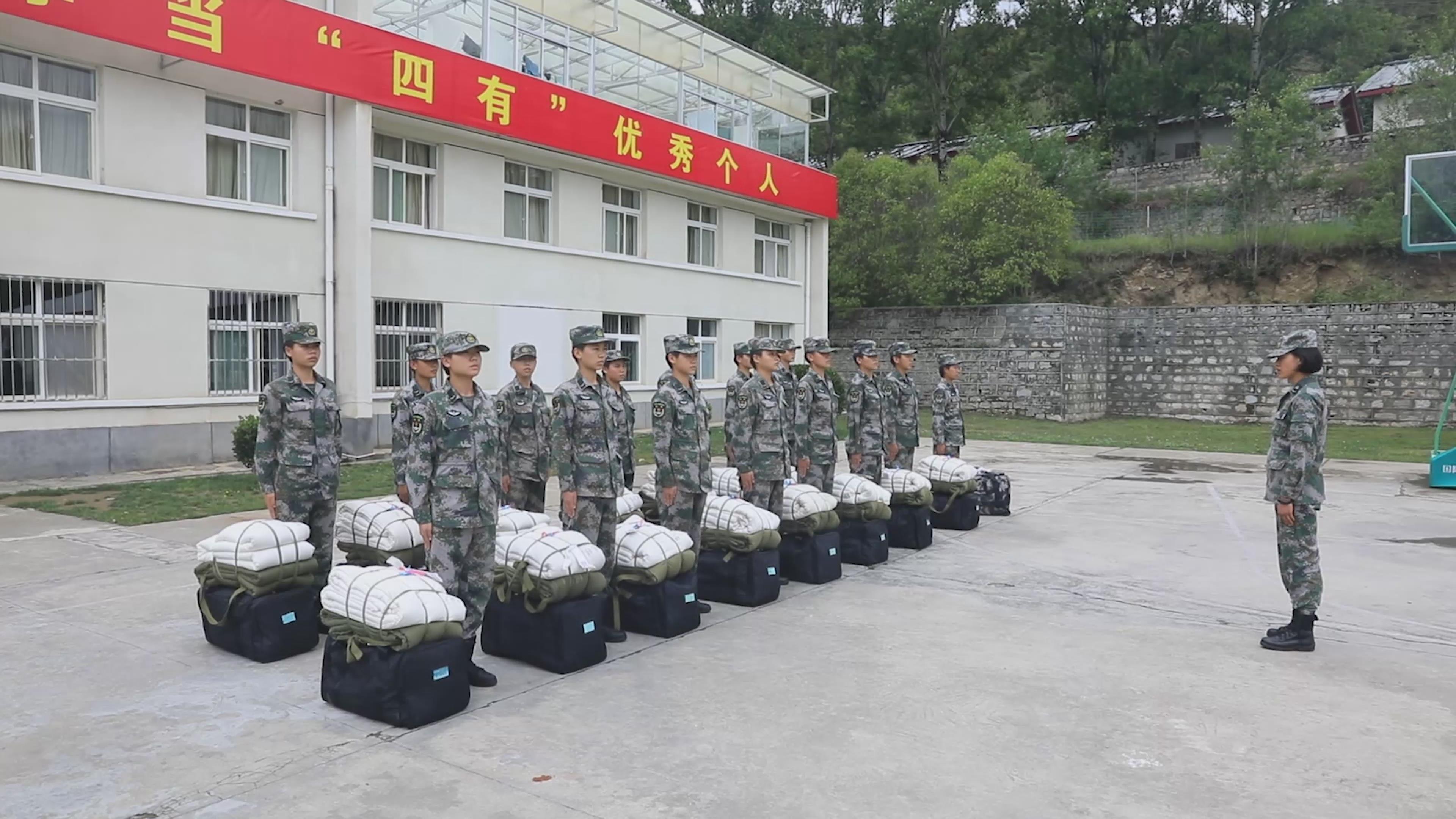 基地完成三个多月的新训后,1000多名新兵搭乘飞机奔赴西藏军区各部队