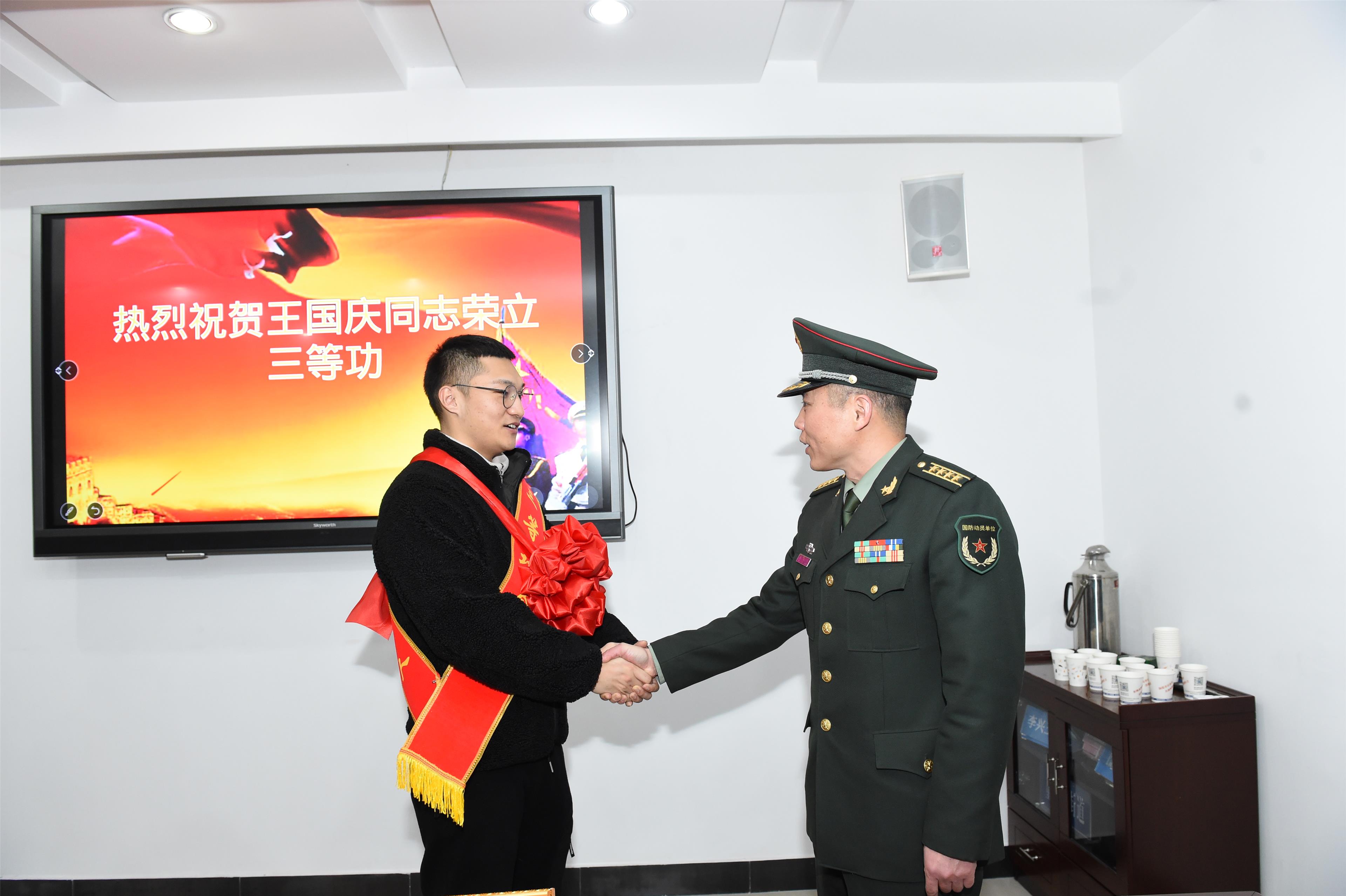 区退役军人事务局,某火箭军部队一同前往童家桥街道,为现役军人王国庆