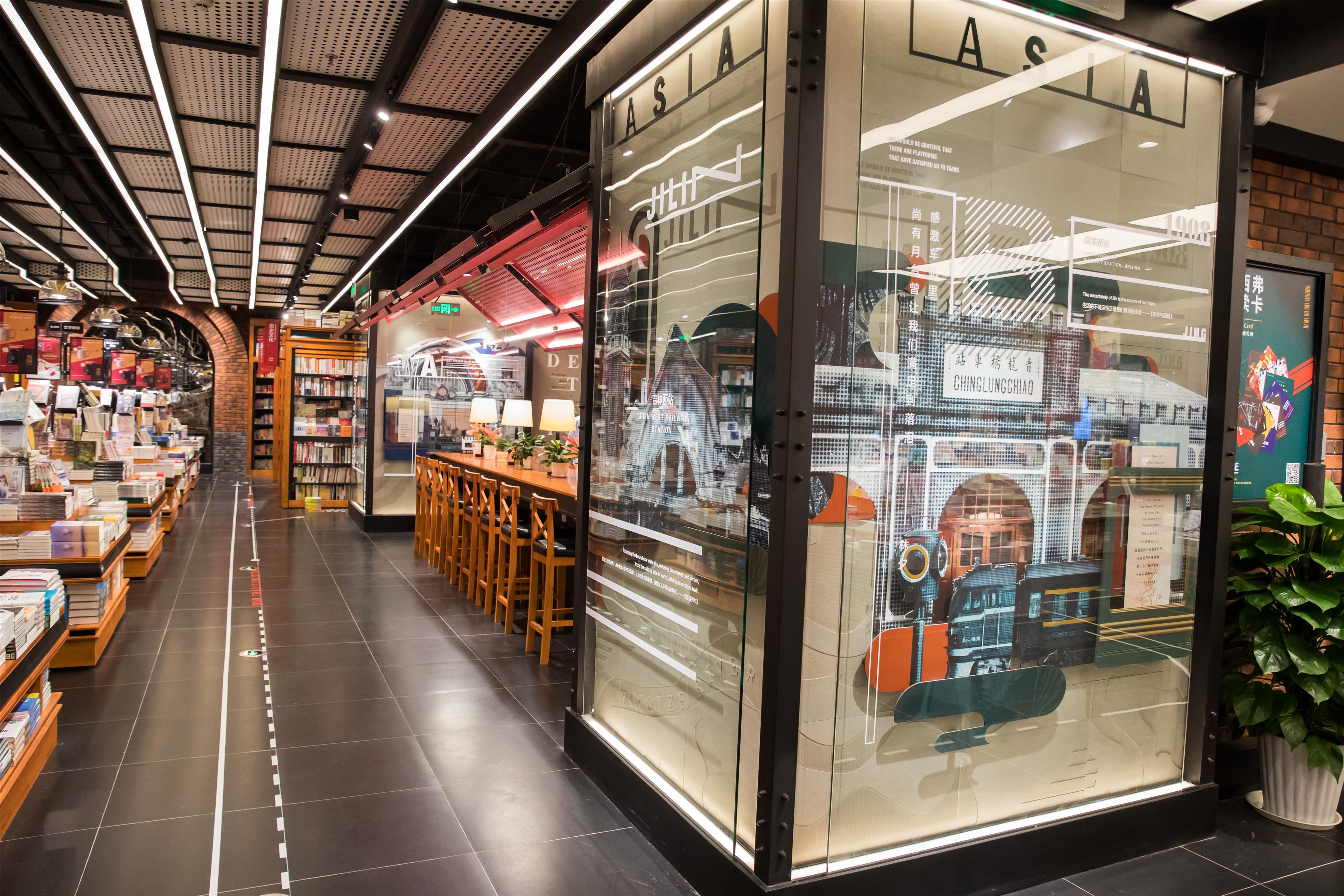 1月6日,龙湖金沙天街的西西弗书店,火车站主题设计让读者眼前一亮