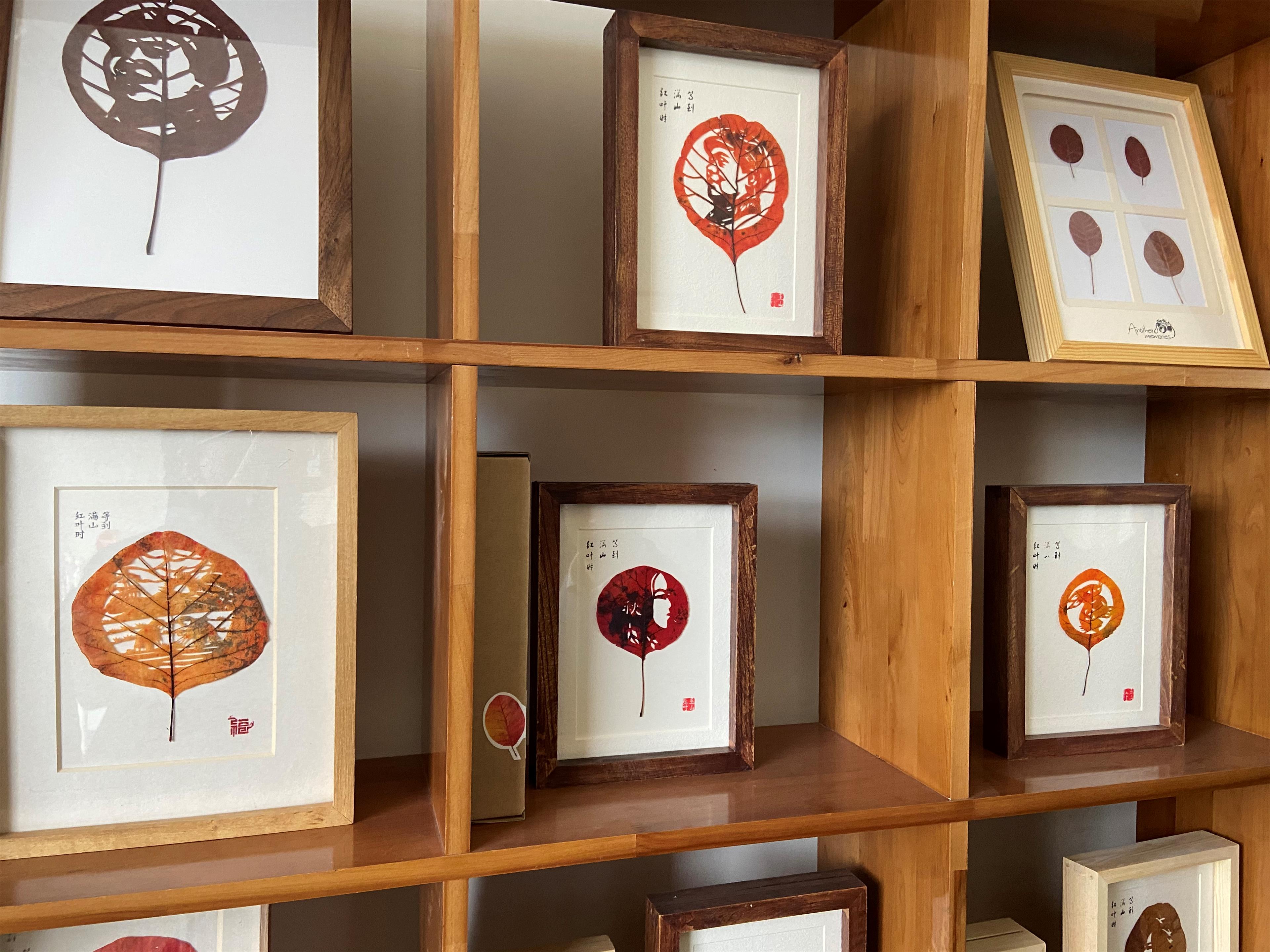 巫山红叶叶雕展品