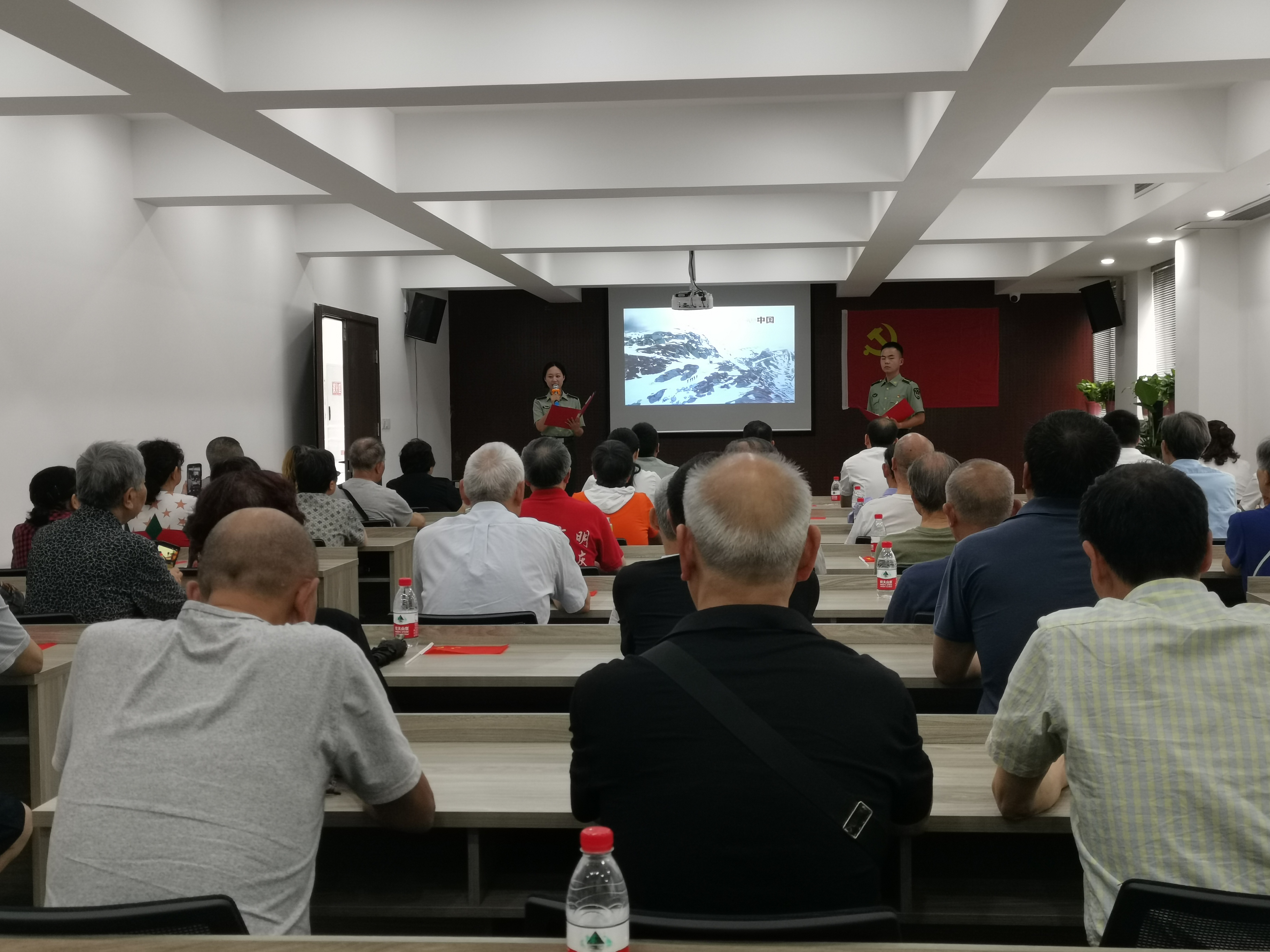 覃家岗街道新立社区新时代文明实践站开展学党史敬英雄宣讲活动