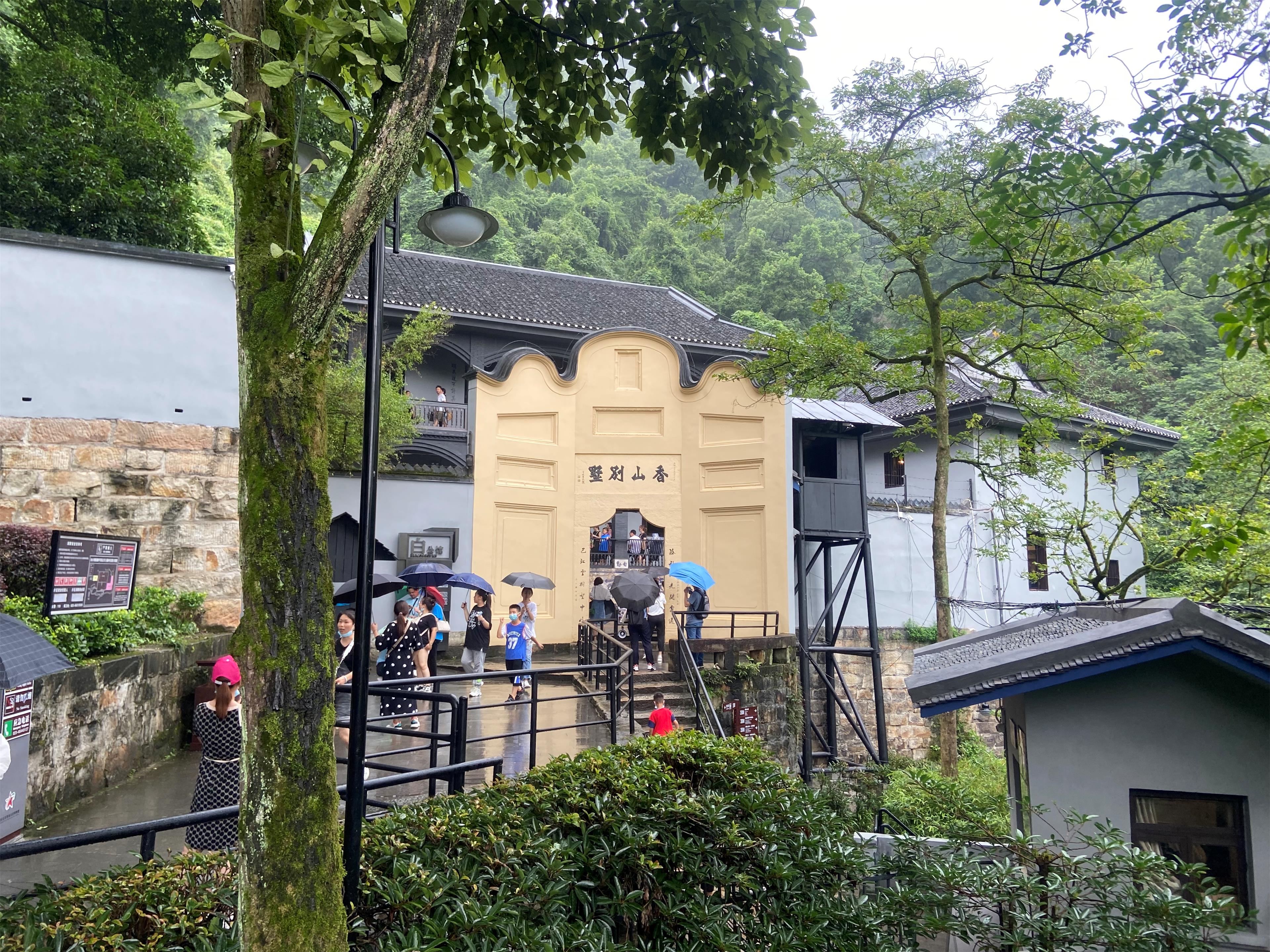 全市各区县融媒体中心负责人走进白公馆缅怀革命先辈感悟红岩精神