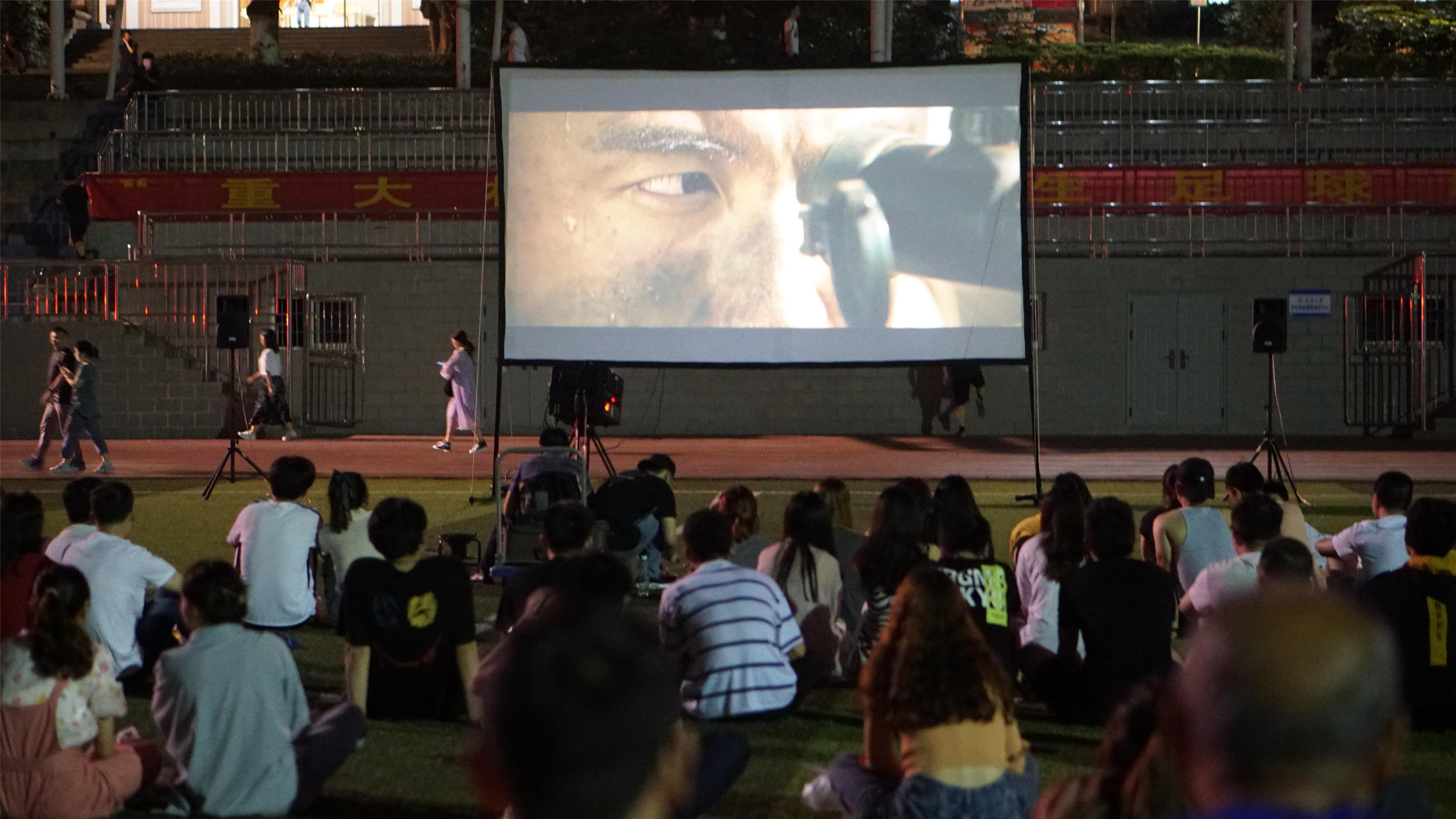 回首再看强国路重庆大学启动百年党史户外电影季