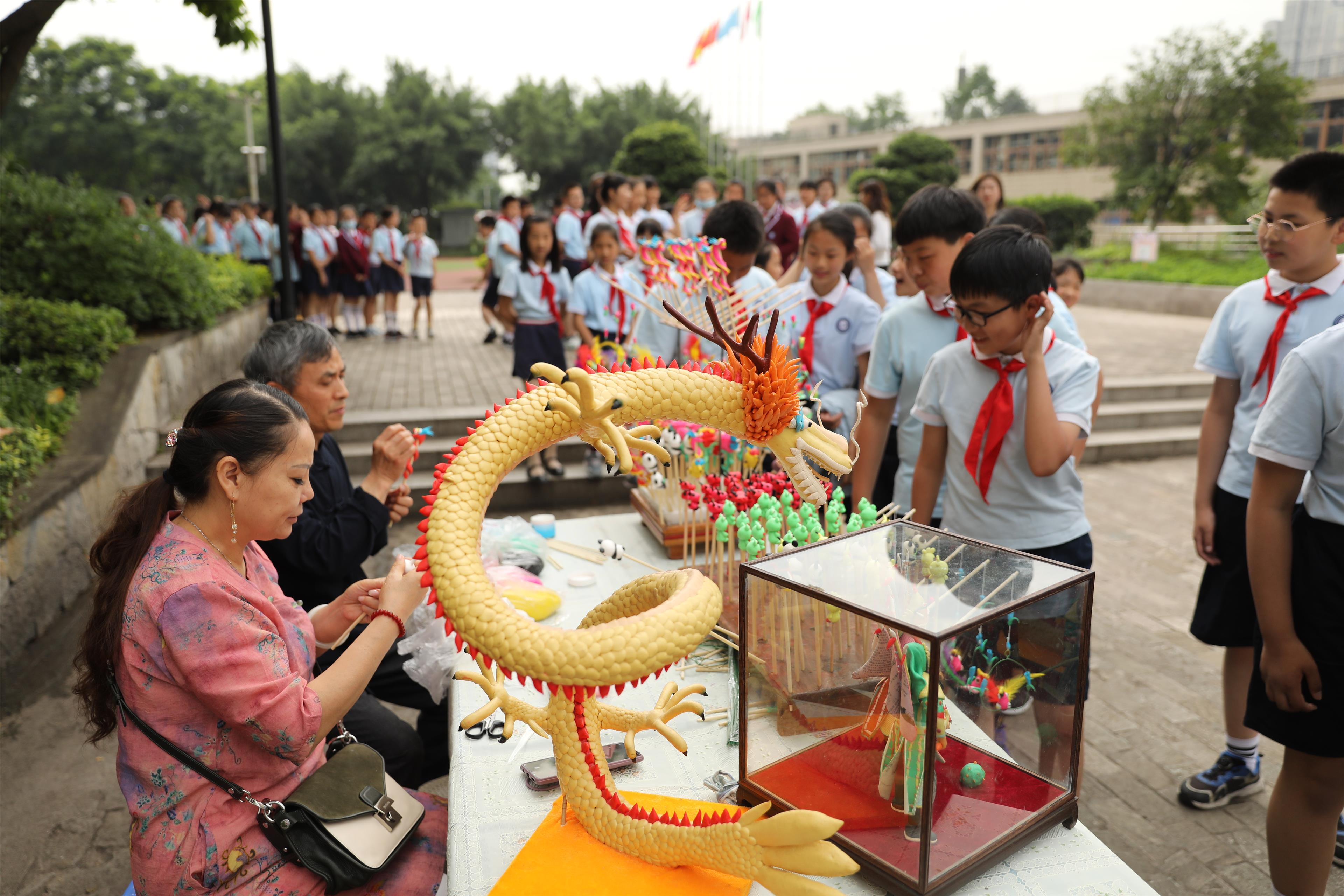 全市非遗进校园系列活动在沙坪坝区拉开序幕学生近距离感受传统文化