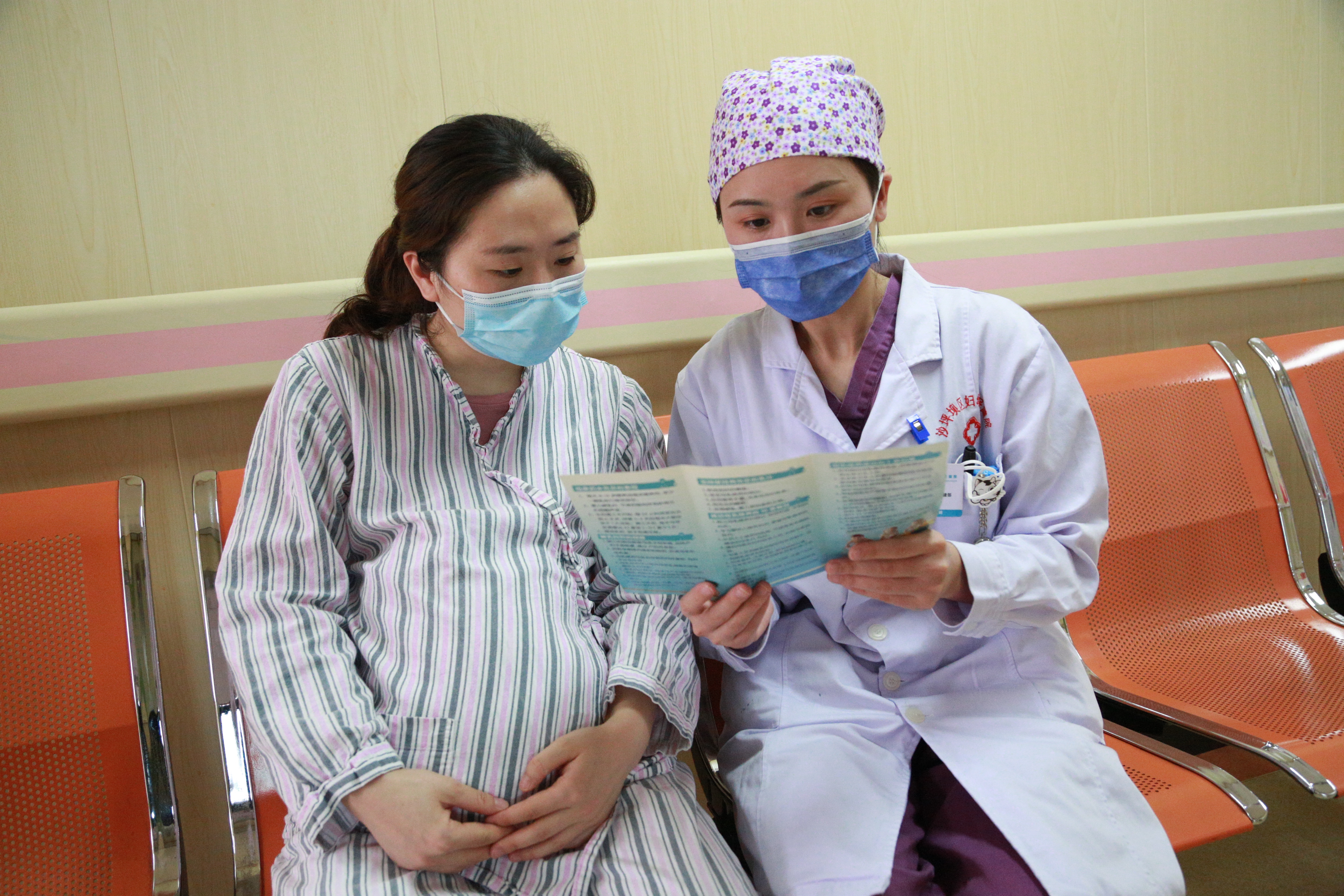 用爱托起新的生命护士节前夕记者探访区妇幼保健院助产士