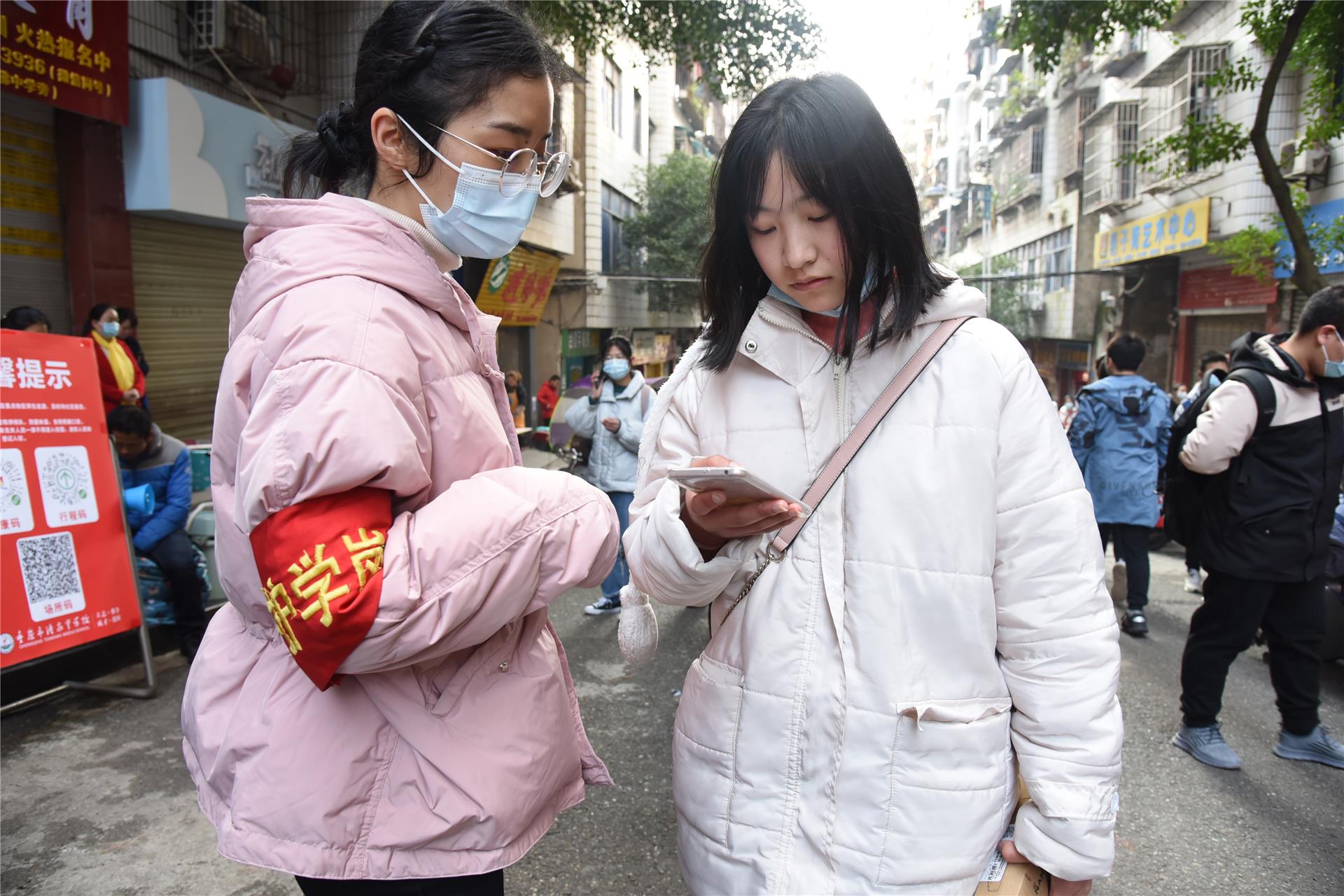 开学季潼南中学志愿者全程护航