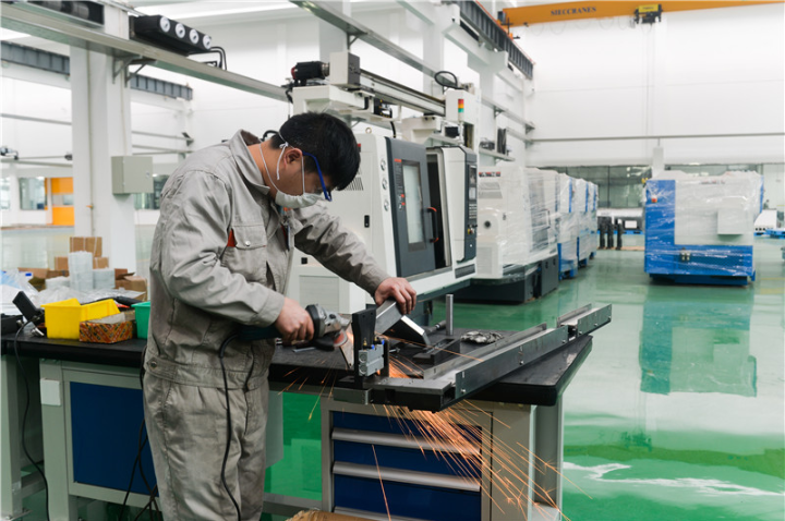 2019 年,宏钢数控机床厂当时新落成的厂房.工人正在生产.