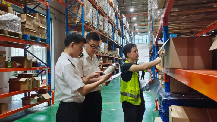 重庆海关关员对跨境电商企业开展实货盘库核查作业.