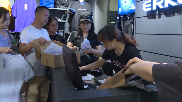 重百九龙商场鸿星尔克专柜现场销售火爆