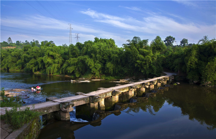陶家镇九龙古桥景观配套方面,片区周边拥有良好的水绿生态本底,规划