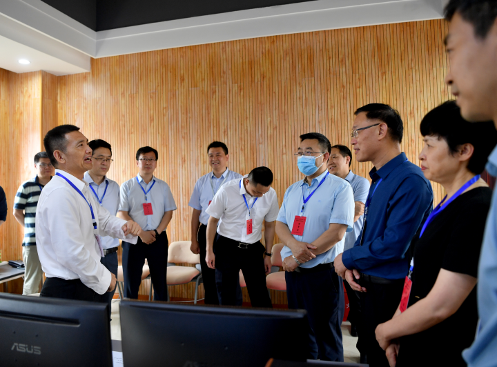 李顺,宋泓,涂开祥,谢嘉,龙庆一行先后来到铁路中学a区,杨家坪中学d区