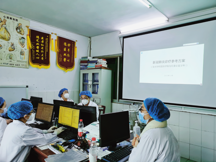 江瑾玥（右一）在进行新冠肺炎诊疗方案培训。.jpg