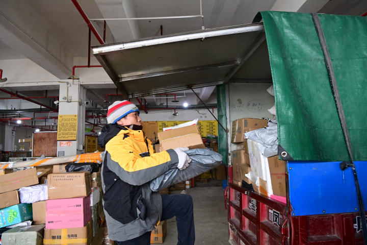 酉阳快递行业迎旺季多措并举破解配送难