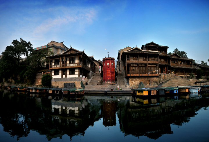 在沈从文先生的《边城》原型地,站上洪茶大桥上俯瞰河面,粼粼的清水江