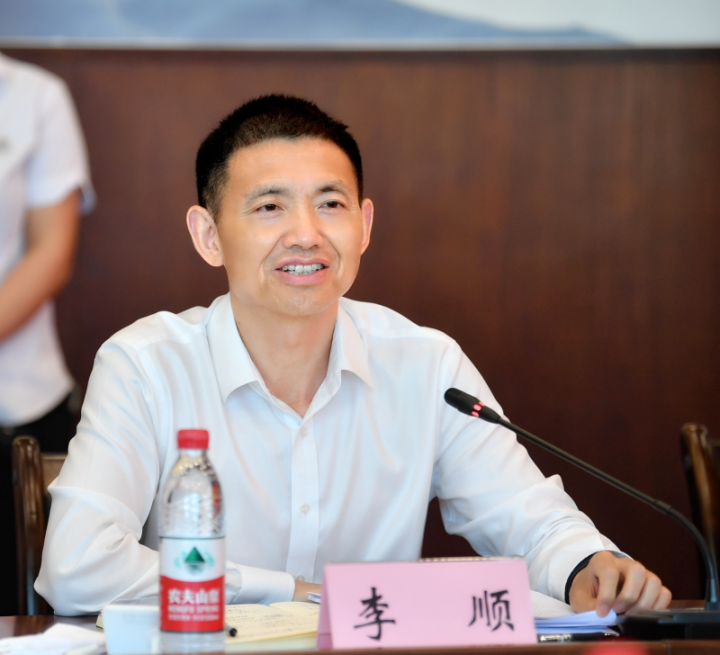 市工作专班一行首先来到红蜻蜓(重庆)植物油脂有限公司和重庆东鹏维他