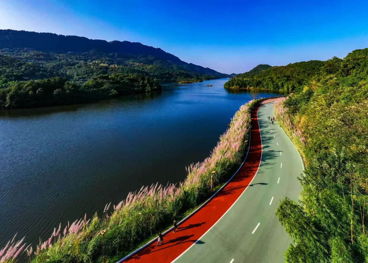 玄天湖,宛如一条巨龙盘绕在巴岳山脚下,湖光山色交相辉映,自然胜景