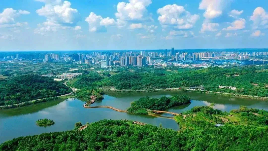 铜梁位于重庆西北,因境内小铜梁山"山梁横亘,其色如铜"而得名,于唐