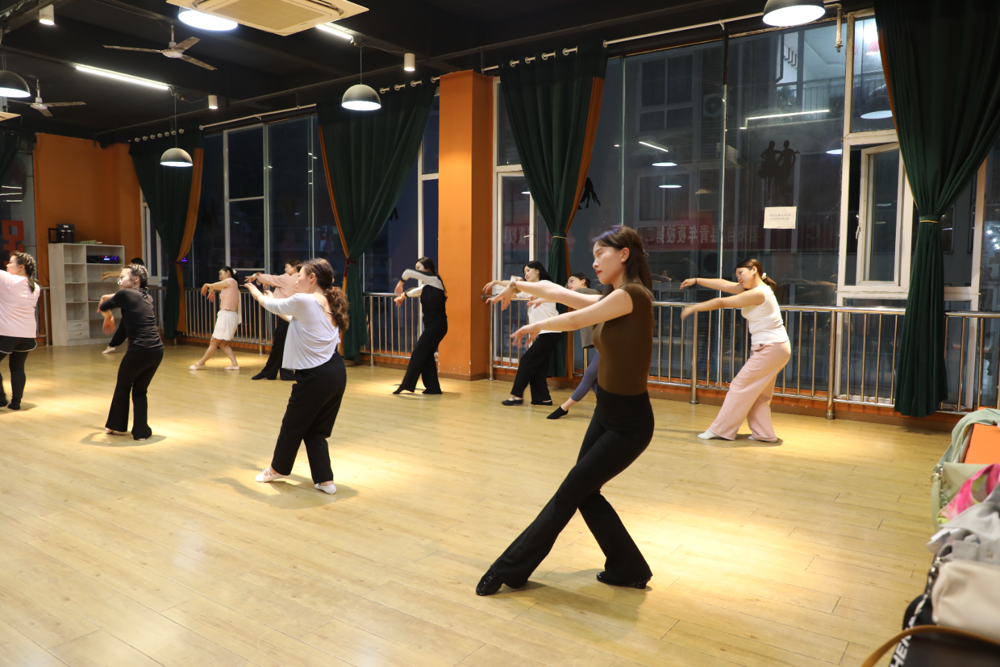 我县青年夜校舞蹈培训开班