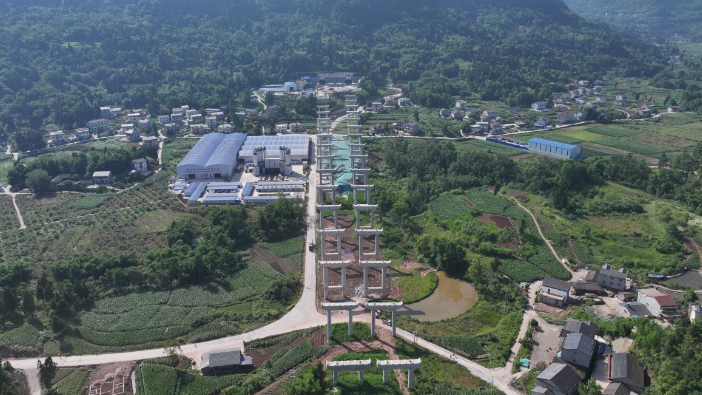 伍玉全摄当日,在位于资阳市安岳县石羊镇的安岳隧道施工现场,数十名