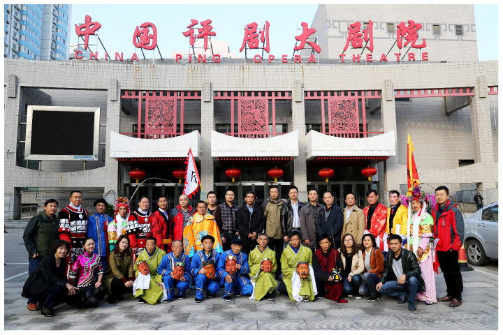 2015年10月，酉阳面具阳戏《平叛招亲》在北京中国评剧大剧院成功演出后，酉阳自治县委常委、宣传部长秦海峰与演职人员留影    李   化摄 (2).jpg
