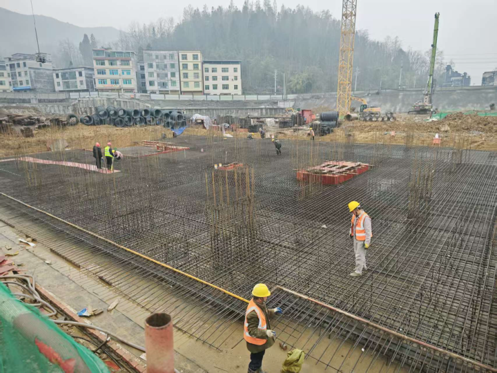 图为8号楼基础筏板钢筋绑扎完毕，准备浇筑混凝土.jpg
