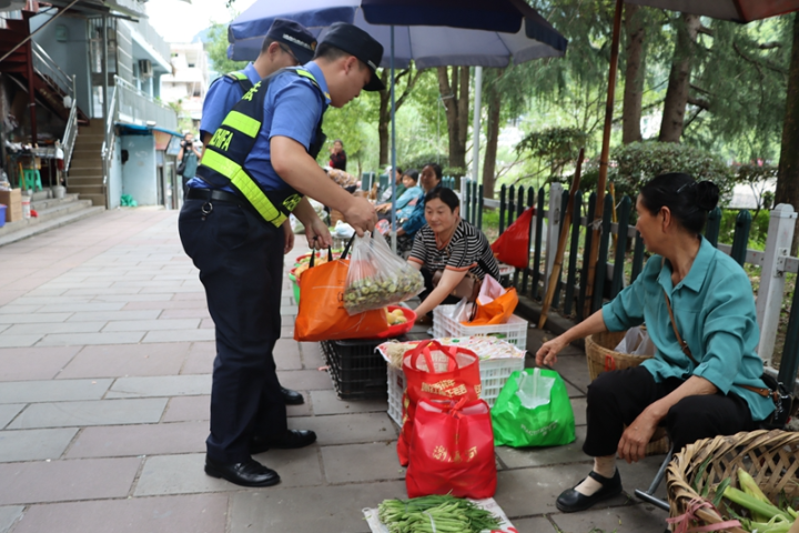 临时便民摊位 点亮城市烟火 (分离图)执(1328114)-20250703104406.JPG