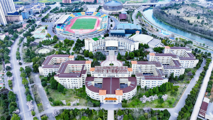 飞机坝上建起的秀山高级中学老飞机坝原址（秀山卢胜锋供图）2.jpg