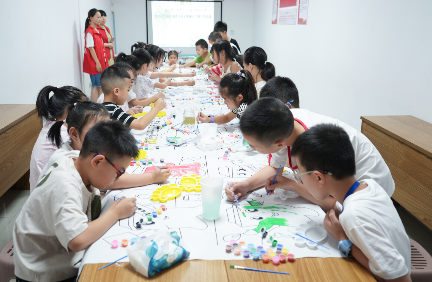 孩子们在长达十米的花卷上描绘环保心愿  记者 方霞 摄.jpg