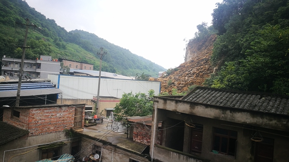 重庆高新区含谷镇发生山体滑坡已救出6人